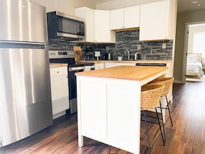 Fridge, microwave, oven, stovetop - *Contemporary 1 BR by Xavier & Downtown w/ parking (Cincinnati)