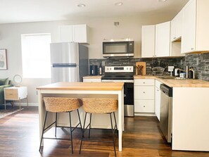 Fridge, microwave, oven, stovetop - *Contemporary 1 BR by Xavier & Downtown w/ parking (Cincinnati)