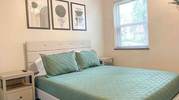 3 chambres, bureau, fer et planche à repasser, lit parapluie