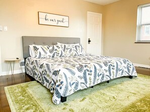 2 quartos, escrivaninha, ferros/tábuas de passar roupa, berço de viagem