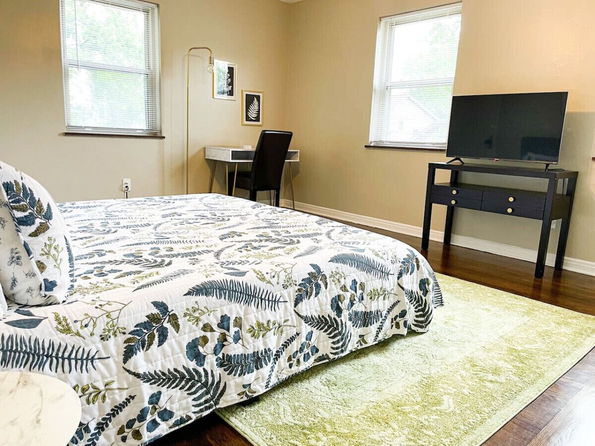 2 bedrooms, desk, iron/ironing board, travel crib