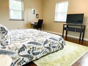 2 Schlafzimmer, Schreibtisch, Bügeleisen/Bügelbrett, Reisekinderbett