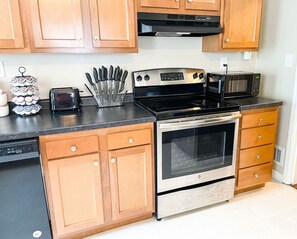 Kjøleskap, mikrobølgeovn, ovn og kokeplater
