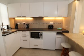 Kylskåp, mikrovågsugn, spishäll och kaffe- och tebryggare