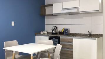 Mini réfrigérateur, micro-ondes, plaque de cuisson