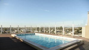 A rooftop swimming pool with a clear view of the cityscape. - Hotel Inizio (San Francisco)