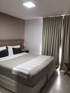 Minibar, caja de seguridad en la habitación y decoración personalizada