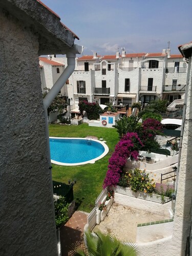 Casa Adosada con Piscina Comunitaria y Jardín a 5 Minutos en Coche de las Playas