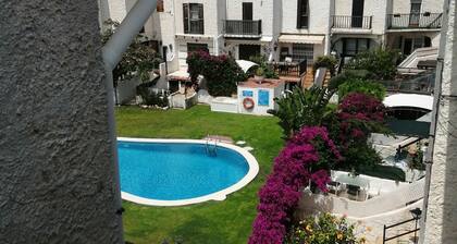 Casa Adosada con Piscina Comunitaria y Jardín a 5 Minutos en Coche de las Playas