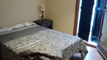 3 bedrooms, iron/ironing board, bed sheets