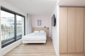 Studiosuite – comfort | Safe på rommet, skrivebord, blendingsgardiner og lydisolert