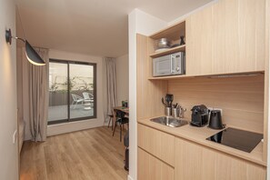 Appartement Confort | Cuisine privée | Réfrigérateur, micro-ondes, plaque de cuisson, lave-vaisselle