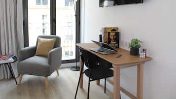 Classic Apartment | In-room safe, desk, blackout curtains, soundproofing