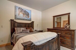 3 habitaciones, tabla de planchar con plancha, wifi y ropa de cama