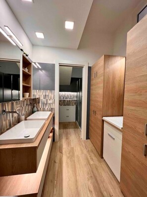 Dusj, hårføner, bidé og håndklær