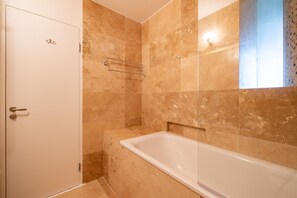 Căn hộ | Phòng tắm | Đồ dùng nhà tắm miễn phí, máy sấy tóc, khăn tắm, xà phòng