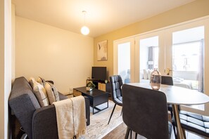 Leilighet | Oppholdsområde | En 37-tommers TV med kabel-kanaler samt Netflix og strømmetjenester