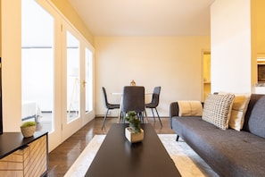 Căn hộ | Khu phòng khách | TV 37-inch có truyền hình cáp, Netflix, dịch vụ stream