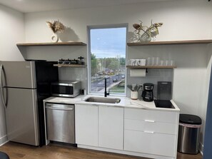 Kühlschrank, Mikrowelle, Herdplatte, Geschirrspüler