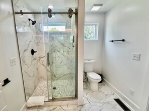 Dusche, Haartrockner, Handtücher, Seife