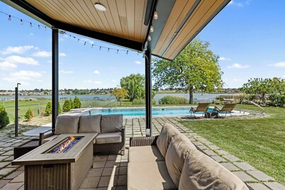 Lakefront Washington Home w/ Private Pool & Sauna