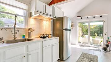 Een koelkast, een microgolfoven, een oven