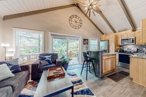 Rare, dog-friendly riverfront retreat with hot tub access plus kayaks & AC