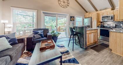 Rare, dog-friendly riverfront retreat with hot tub access plus kayaks & AC