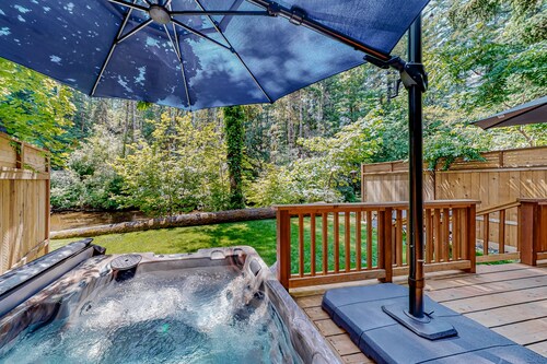 Rare, dog-friendly riverfront retreat with hot tub access plus kayaks & AC