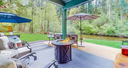 Riverfront property with three cabins, hot tubs, firepits, kayaks - beach access