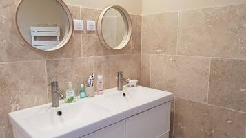 Douche, sĂšche-cheveux, savon