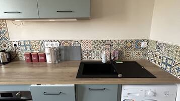 Fridge, oven, stovetop, dishwasher