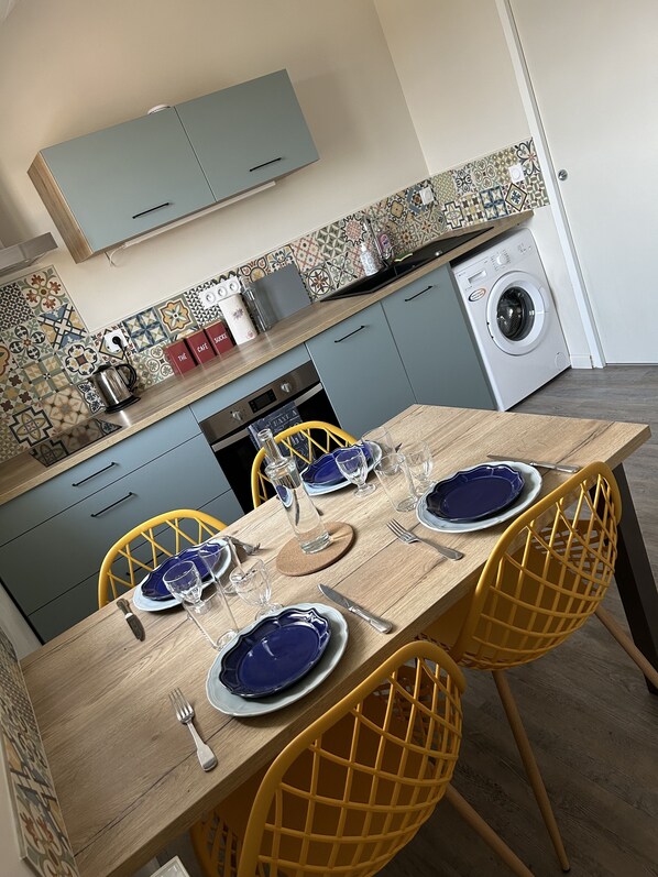 Fridge, oven, stovetop, dishwasher - Appartement vue sur mer (Hauteville-sur-Mer)