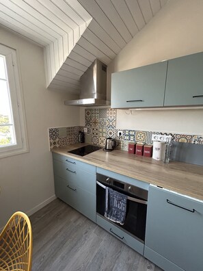 Fridge, oven, stovetop, dishwasher - Appartement vue sur mer (Hauteville-sur-Mer)