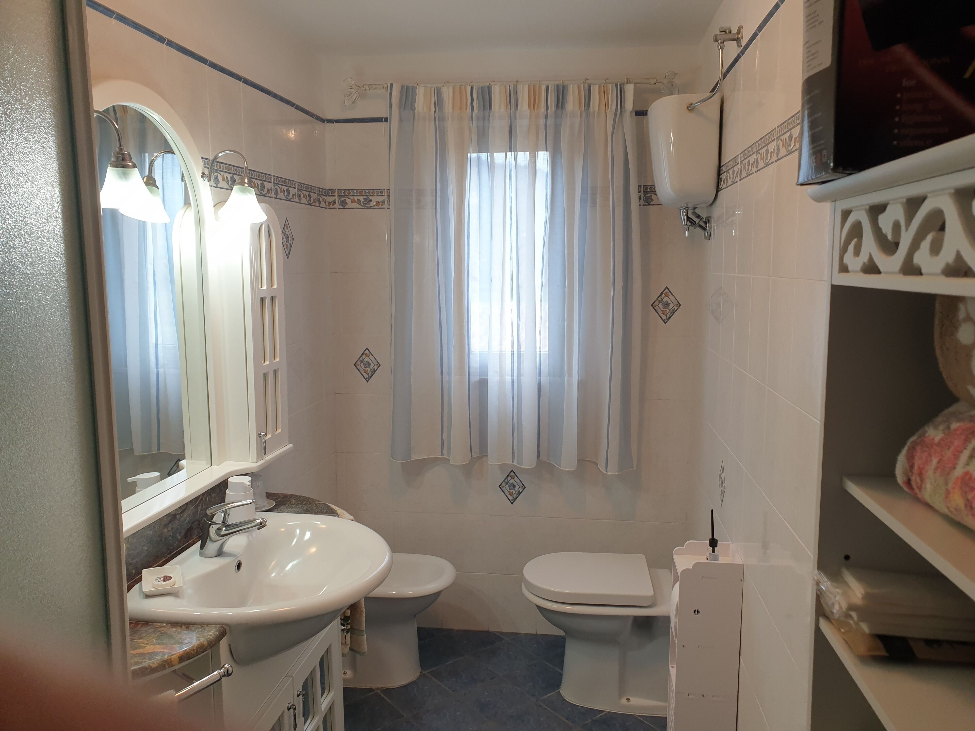 Dusche, Regendusche, kostenlose Toilettenartikel, Haartrockner