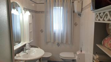 Shower, rainfall showerhead, free toiletries, hair dryer