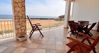 Terrace with sunrise view. 1 minute walk to the beach. A/C