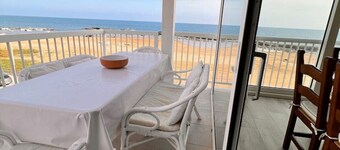 The Seaside Sunrise. 1 minute walk to the beach. AC