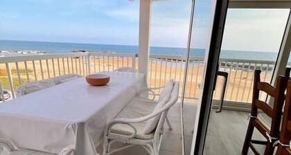 The Seaside Sunrise. 1 minute walk to the beach. AC