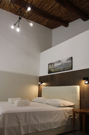Suite Vesuvio | Premium bedding, desk, laptop workspace, iron/ironing board - La Suite del Centro Storico (Naples)