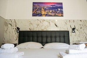 Suite Castello | Premium bedding, desk, laptop workspace, iron/ironing board - La Suite del Centro Storico (Naples)