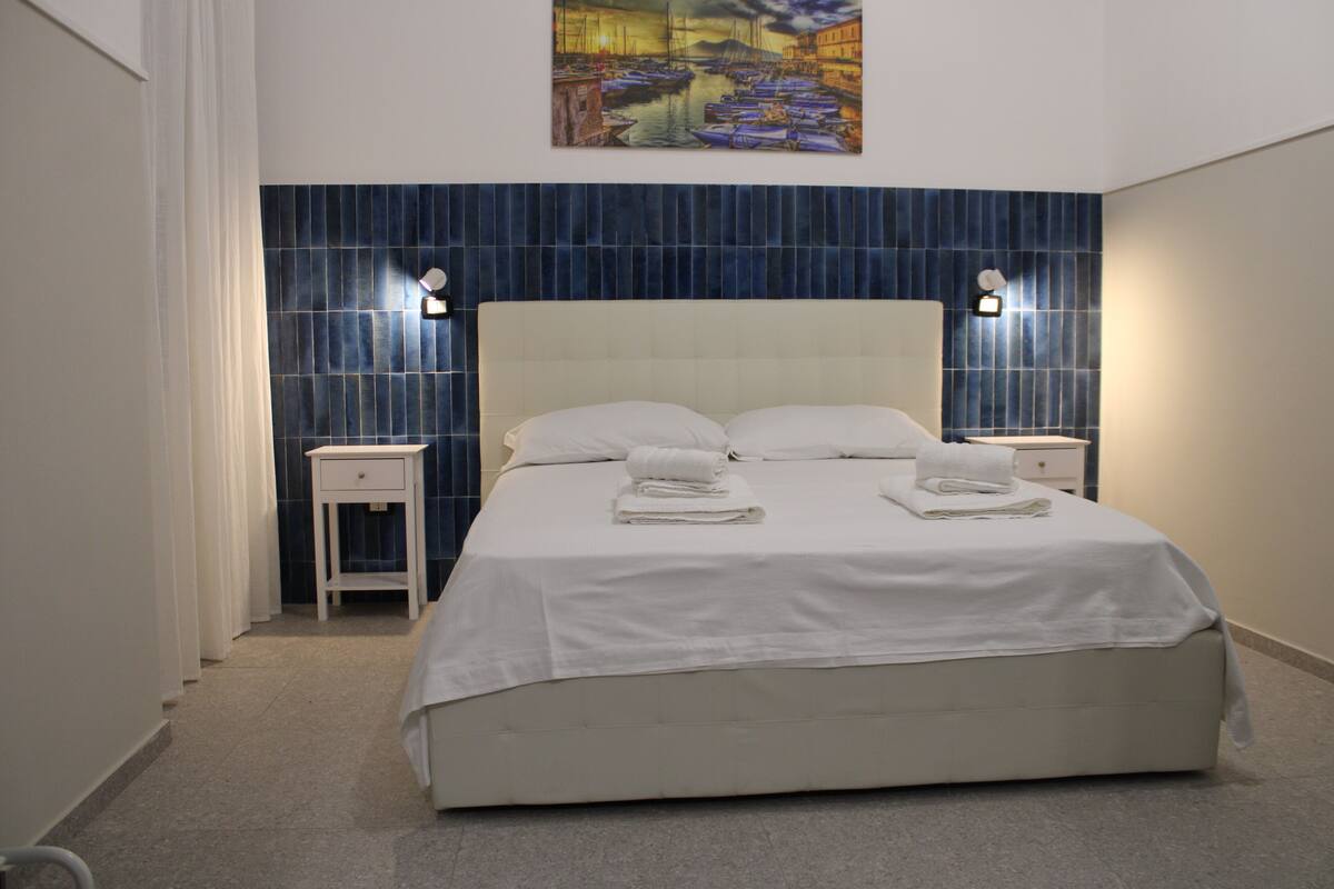 أغطية فراش متميزة ومكتب ومساحة عمل للكمبيوتر المحمول ومكواة/لوح كي