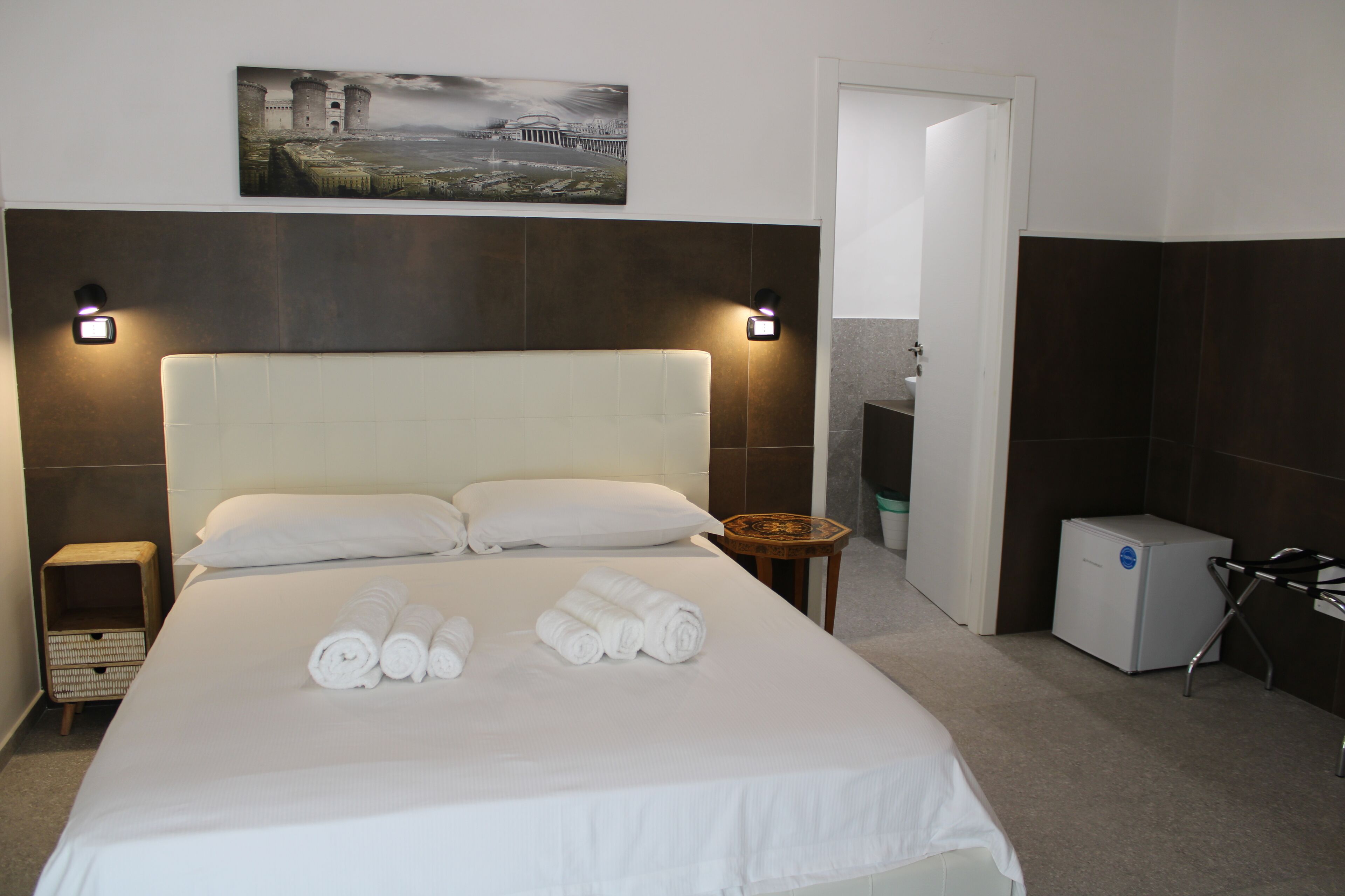 Suite Vesuvio | Ropa de cama de alta calidad y espacio para trabajar con un portátil