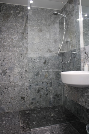 Shower, rainfall showerhead, free toiletries, hair dryer
