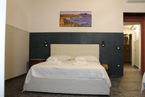 Suite Pompei | Premium bedding, desk, laptop workspace, iron/ironing board - La Suite del Centro Storico (Naples)