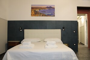 Suite Pompei | Premium bedding, desk, laptop workspace, iron/ironing board - La Suite del Centro Storico (Naples)