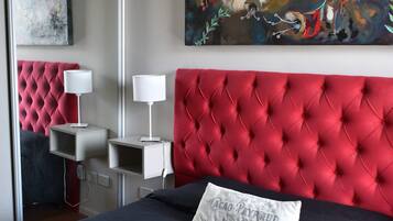 1 soveværelse, pengeskab på værelset, skrivebord, strygejern/strygebræt