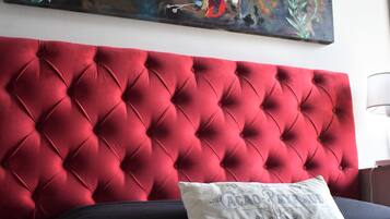 1 soveværelse, pengeskab på værelset, skrivebord, strygejern/strygebræt