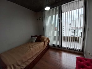 1 dormitori, caixa forta a l'habitació i escriptori
