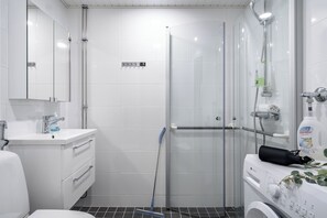 Dusche, Haartrockner, Bidet, Handtücher